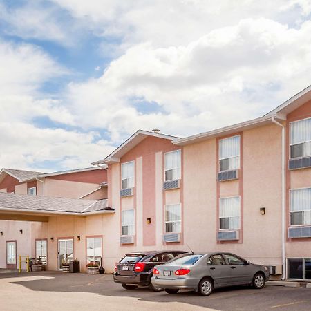 Super 8 By Wyndham Pincher Creek Ab Екстериор снимка