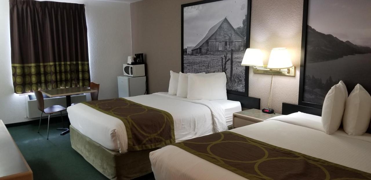 Super 8 By Wyndham Pincher Creek Ab Екстериор снимка
