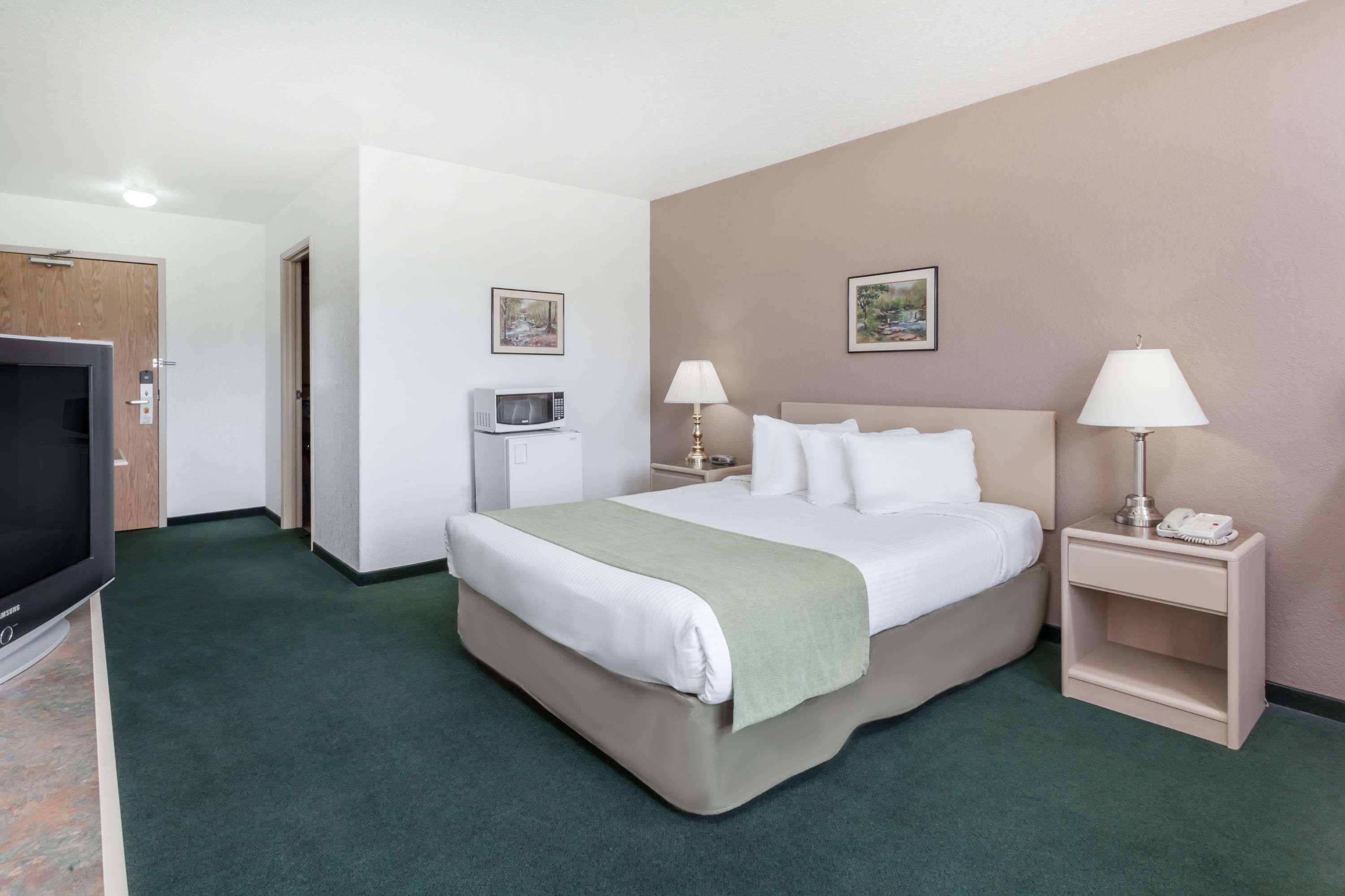 Super 8 By Wyndham Pincher Creek Ab Екстериор снимка