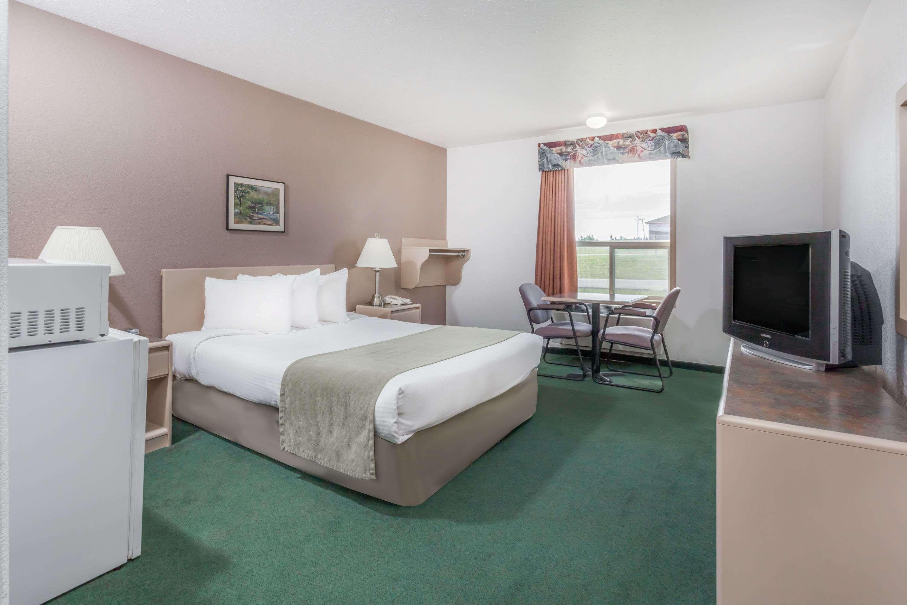Super 8 By Wyndham Pincher Creek Ab Екстериор снимка