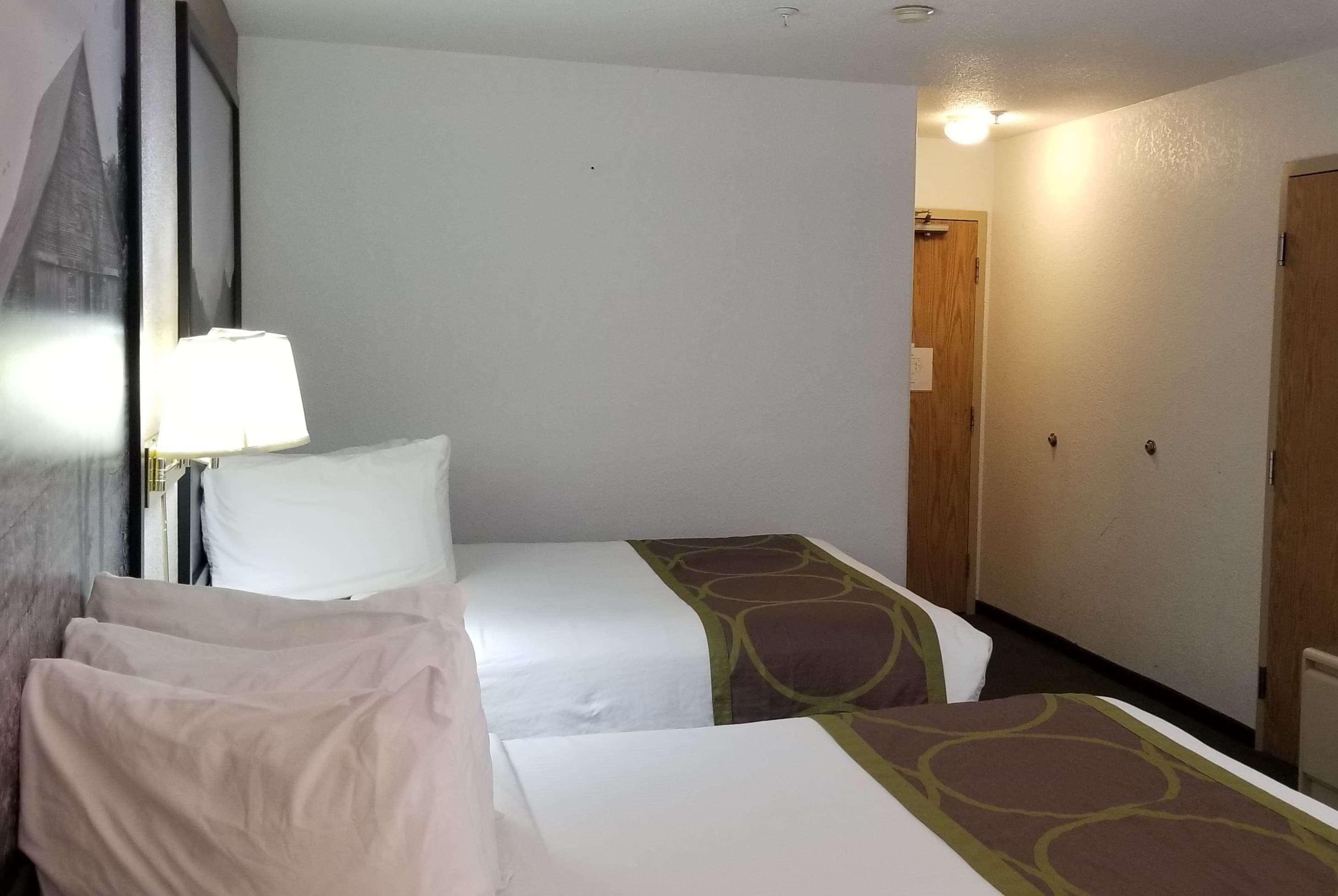 Super 8 By Wyndham Pincher Creek Ab Екстериор снимка