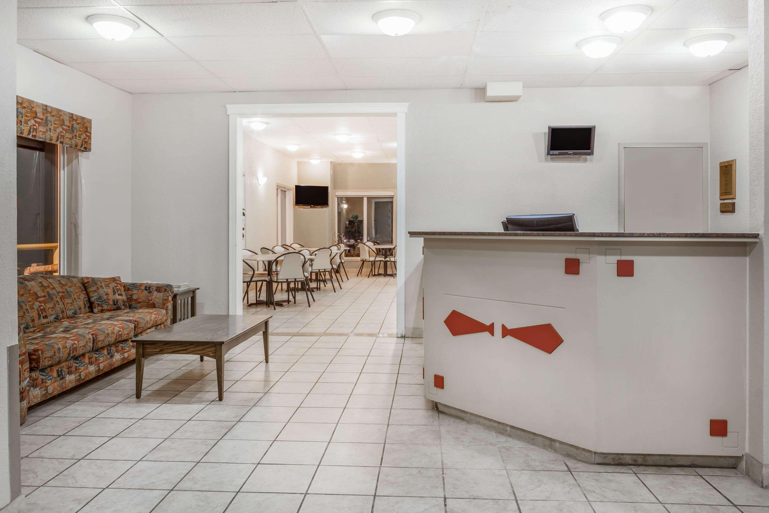 Super 8 By Wyndham Pincher Creek Ab Екстериор снимка