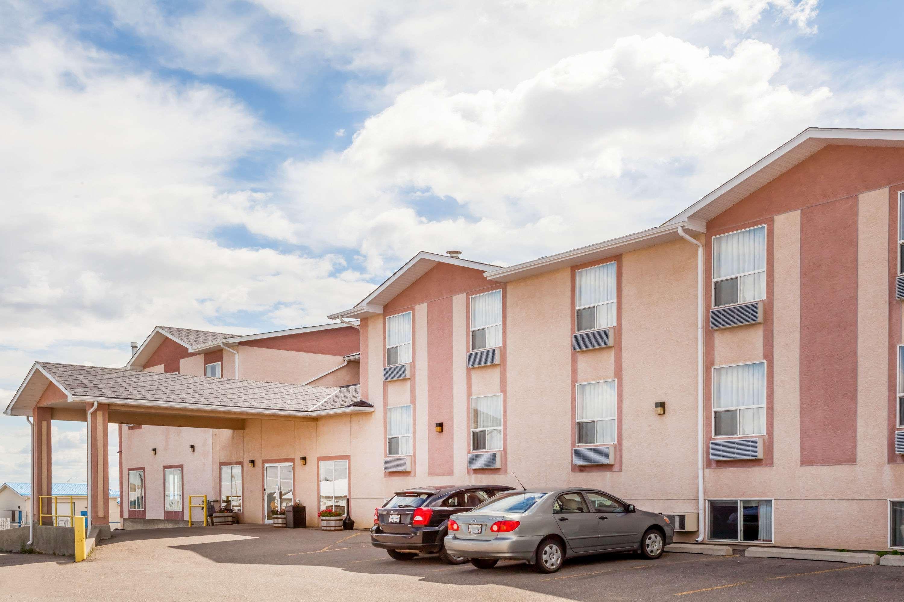 Super 8 By Wyndham Pincher Creek Ab Екстериор снимка
