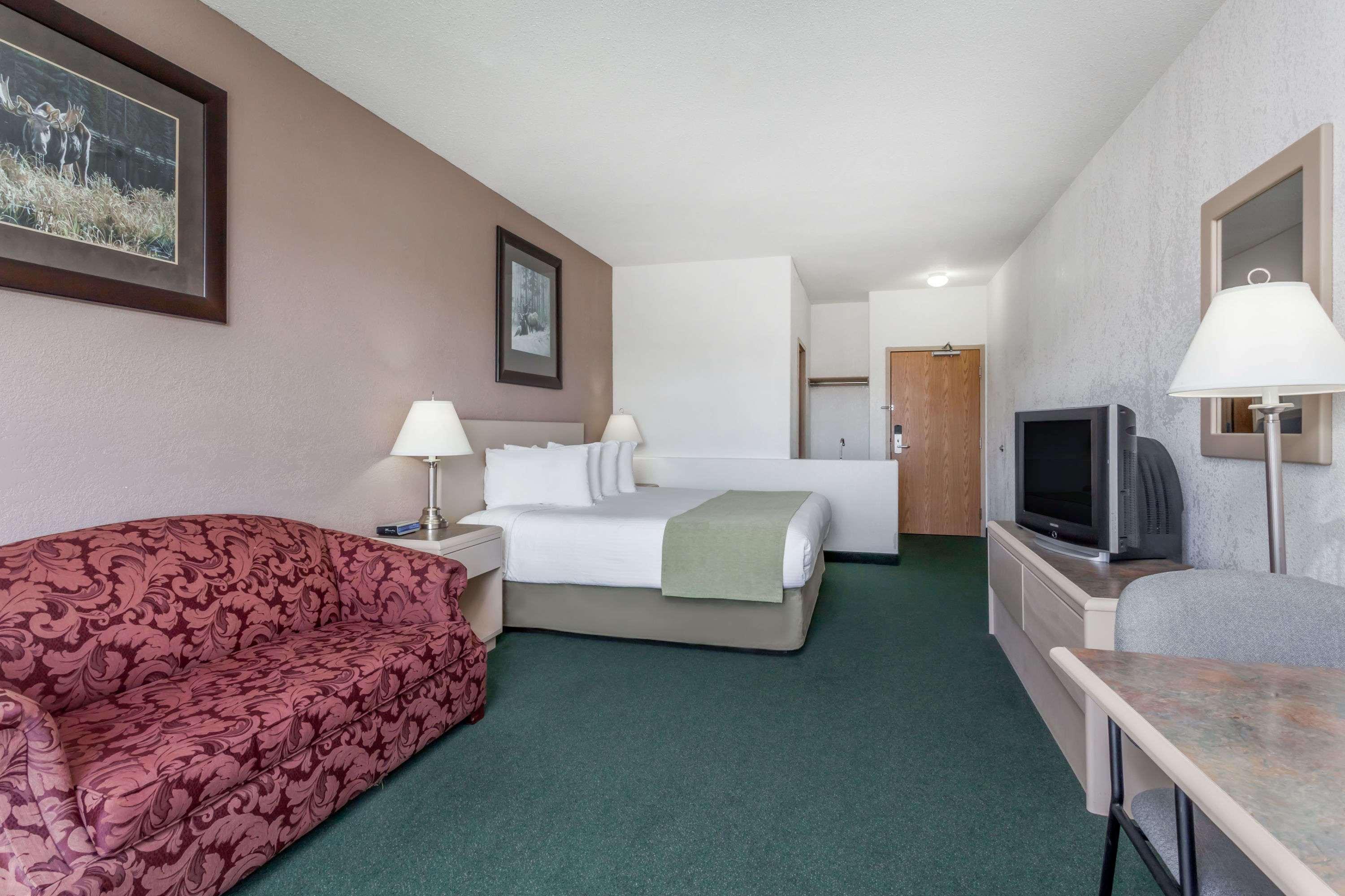 Super 8 By Wyndham Pincher Creek Ab Екстериор снимка
