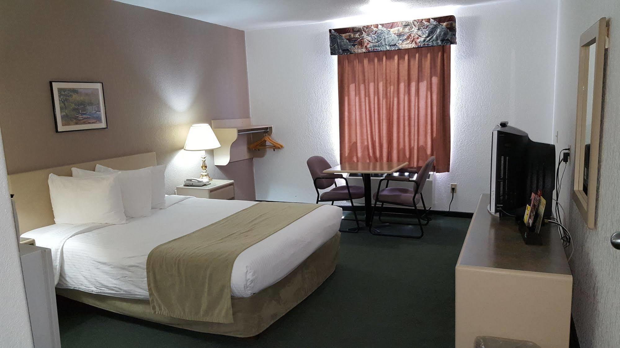 Super 8 By Wyndham Pincher Creek Ab Екстериор снимка